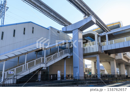 大阪モノレールと阪急宝塚本線の蛍池駅 (大阪府豊中市) 138762657