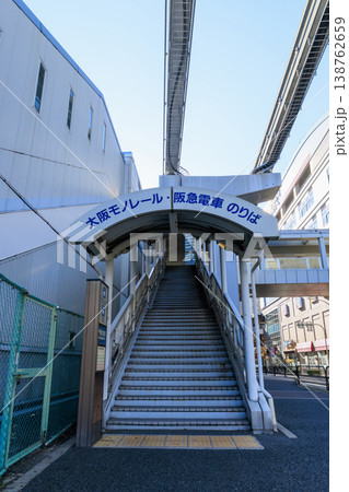 大阪モノレールと阪急宝塚本線の蛍池駅 (大阪府豊中市) 138762659