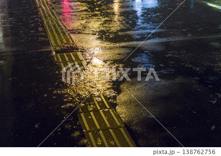 雨の道路 138762756