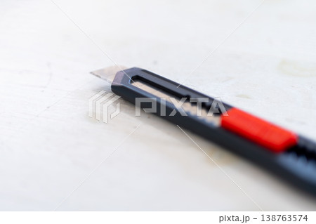 Clear knife display. High resolution picture showcasing safety features on utility knife 138763574