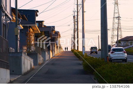 夕暮れの住宅街をゆく二つのシルエット 138764106