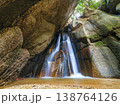 大阪府交野市私市／月の輪の滝】巨岩に抱かれ流れ落ちる清流の滝 138764126