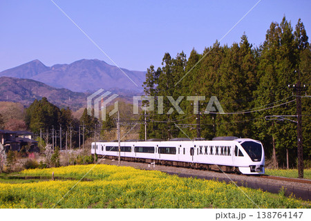 日光市 鬼怒川温泉駅へ向かうスペーシアXと菜の花畑 日光市 鬼怒川温泉駅へ向かうスペーシアXと菜の花畑 138764147