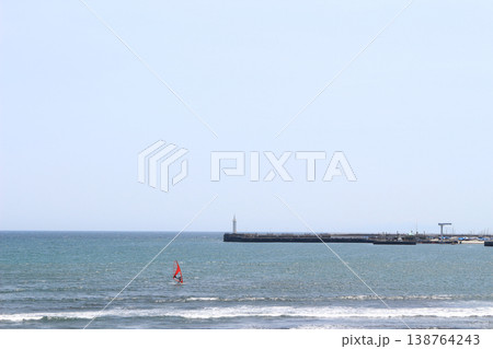 腰越海岸から望む湘南港灯台とウィンドサーフィン 腰越海岸から望む湘南港灯台とウィンドサーフィン 138764243