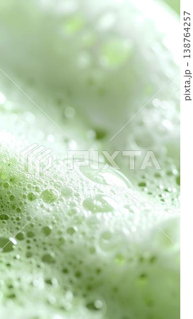 柔らかな緑色の泡と液面の抽象的なクローズアップ 138764257