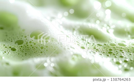 淡い緑色の泡が広がる抽象的なワイドクローズアップ 138764263