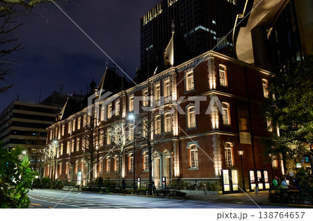 ライトアップされた建物 138764657