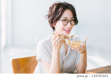朝食を食べる女性　 138765441