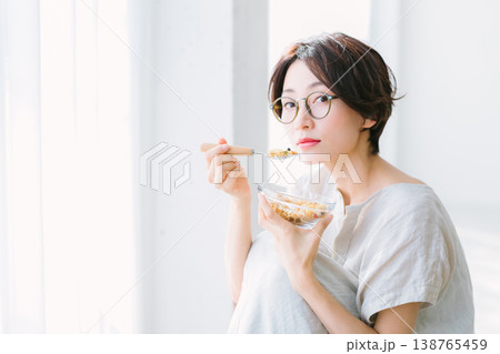 朝食を食べる女性　 138765459