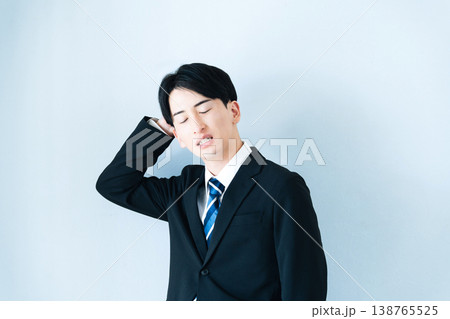 頭を抱えるスーツ姿の若い男性 頭を抱えるスーツ姿の若い男性 138765525