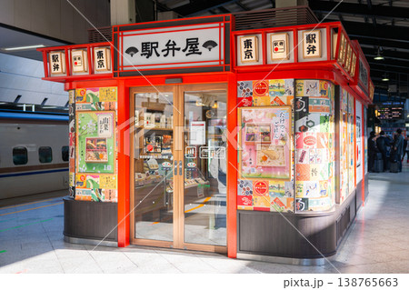 朝の東京駅 新幹線ホームの駅弁屋 朝の東京駅 新幹線ホームの駅弁屋 138765663