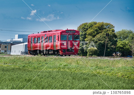 田園地帯を走る赤い電車 田園地帯を走る赤い電車 138765898