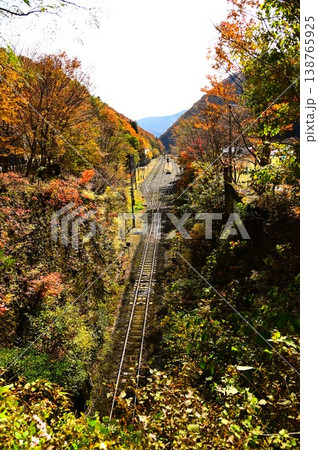 秋のJR釜石線（銀河ドリームライン釜石線）陸中大橋駅 138765925