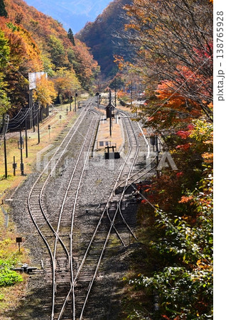 秋のJR釜石線(銀河ドリームライン釜石線)陸中大橋駅 秋のJR釜石線(銀河ドリームライン釜石線)陸中大橋駅 138765928