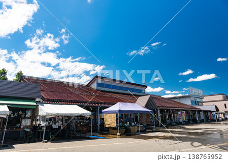 道の駅ゆのたにでお買物　物産館　深雪の里　夏晴れの青空　新潟県魚沼市吉田 138765952