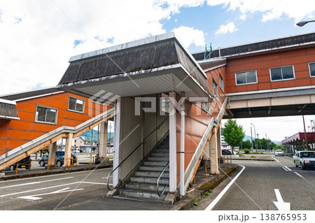 JR東日本 新幹線停車駅 浦佐駅 入口の階段 夏晴れの青空 新潟県南魚沼市浦佐 JR東日本 新幹線停車駅 浦佐駅 入口の階段 夏晴れの青空 新潟県南魚沼市浦佐 138765953