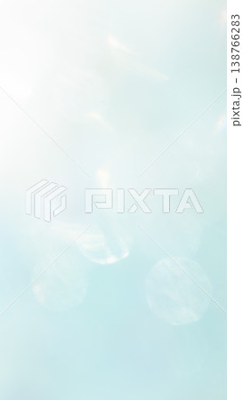 水色ブルーのふわふわ玉ボケグラデーション背景 138766283