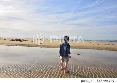 2026年春、糸島の砂浜を歩く子供 2026年春、糸島の砂浜を歩く子供 138766315