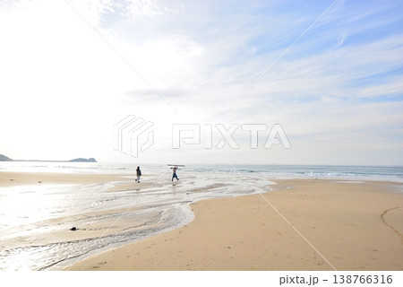 糸島の海と夫婦の散歩風景 138766316