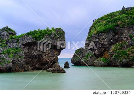 穏やかな海と荒々しい岩礁　シルミチューの浜 138766324