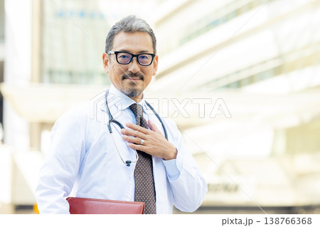 白衣を着た男性 138766368