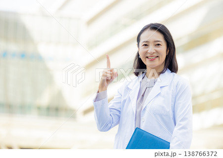 白衣を着た笑顔の女性 138766372