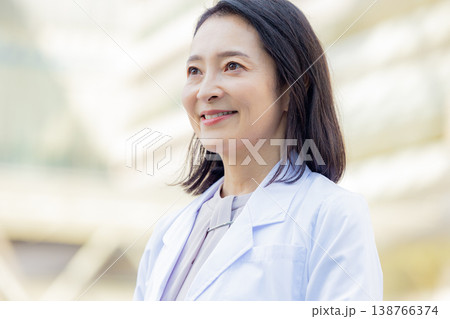白衣を着た笑顔の女性 白衣を着た笑顔の女性 138766374
