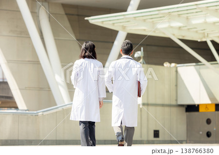 病院で働くシニア医師と看護師 病院で働くシニア医師と看護師 138766380