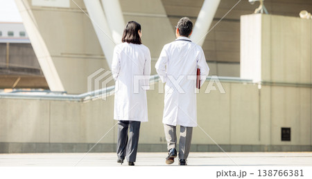 病院で働くシニア医師と看護師 病院で働くシニア医師と看護師 138766381