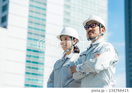 腕組みをする作業服の男性 138766415