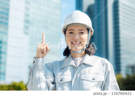 作業着の女性 作業着の女性 138766422