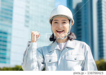 作業着の女性 138766423