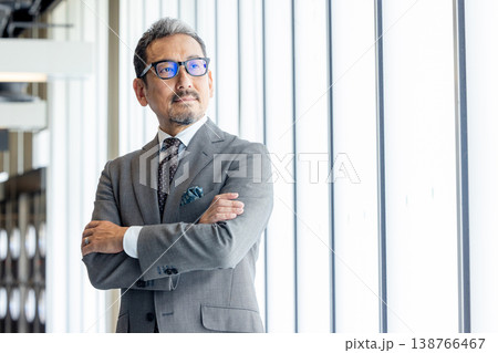 腕組みするシニア男性 腕組みするシニア男性 138766467