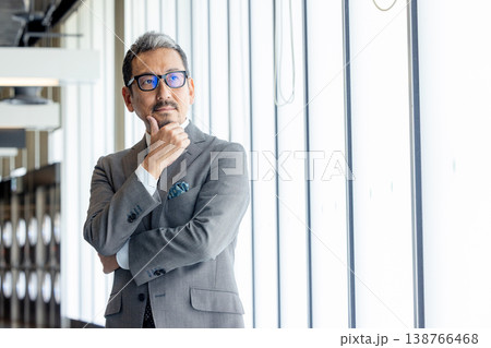 腕組みするシニア男性 腕組みするシニア男性 138766468