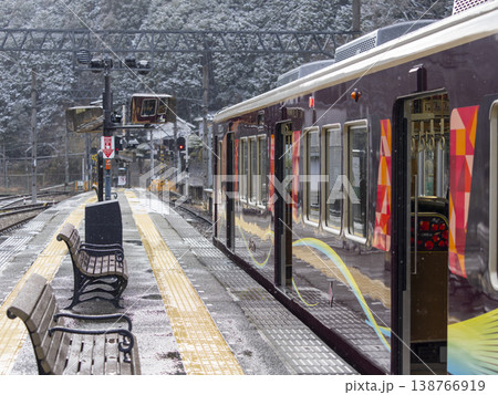 能勢電鉄　車両が停車する妙見口駅 138766919