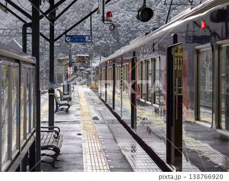 能勢電鉄 車両が停車する妙見口駅 能勢電鉄 車両が停車する妙見口駅 138766920