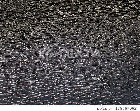 光が反射した水面の風景 138767062