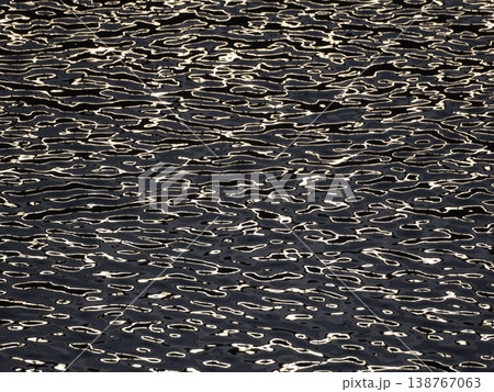 光が反射した水面の風景 138767063