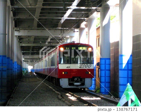 2012.9.24 京急本線京急蒲田付近高架化工事中 2100形 2012.9.24 京急本線京急蒲田付近高架化工事中 2100形 138767171