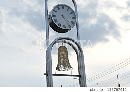 曇り空とアナログ時計 138767412