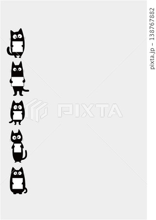カードを掲げる黒猫　縦ライン　手描き風かわいい猫イラスト　文字入れ素材 138767882