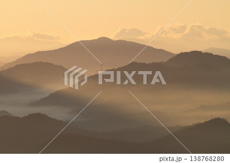 朝焼けに染まる山並み 朝焼けに染まる山並み 138768280