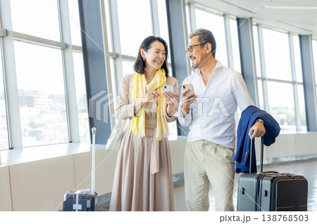 旅行をするシニア夫婦 旅行をするシニア夫婦 138768503
