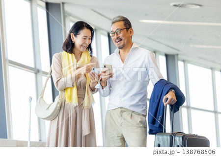 旅行へ行くシニア夫婦 旅行へ行くシニア夫婦 138768506