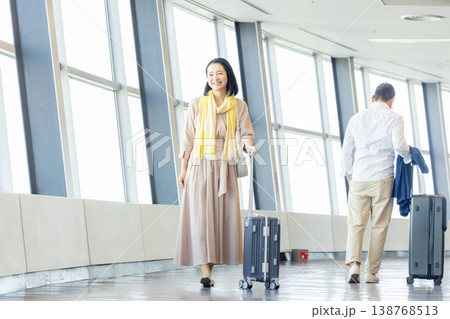 旅行をする女性 旅行をする女性 138768513