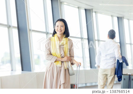 旅行をする女性 旅行をする女性 138768514