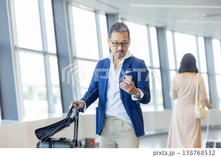 スマホを見るシニア男性 スマホを見るシニア男性 138768532