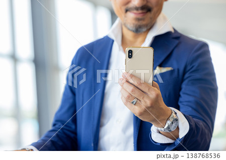 スマホを見るシニア男性 138768536