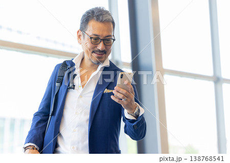 スマートフォンを操作するシニア男性 スマートフォンを操作するシニア男性 138768541