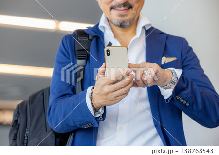 スマートフォンを操作するシニア男性 スマートフォンを操作するシニア男性 138768543